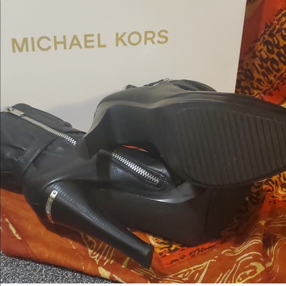 Like new Michael Kors boots size 9 leather - Picture 6 of 10